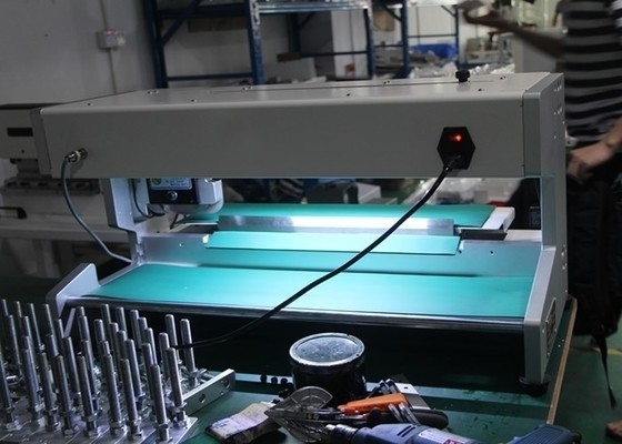 良い価格 ステンレス鋼PCBデパネリング設備 400mm 切断長 LEDライト 装備 ブレード 移動 PCB 分離器 HS-203 オンライン